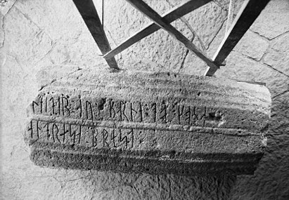 Gravsten från 1100-talet (Vg91) med runor. Inskriften lyder: Hed(?). I barnsäng dog Andreas prästs hustru. Förvaras på Västergötlands museum.