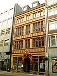 Das Overlachsche Haus in der Lavesstraße 82; die Fassade von 1663 wurde 1884 für den Bankier August Basse hierher versetzt; sie ist die einzige vollständig erhaltene bürgerliche Renaissance-Fassade in Stein in Hannover