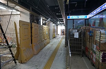 興民商場翻新中舖位（2018年12月）滙豐銀行櫃員機及百佳超市