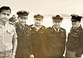 בן שמואל (ראשון מימין) עם קבוצת קצינים בביקור בפריגטה אח"י מזנק (ק-32) בהגיעה לשארם א-שייח' 25 בדצמבר 1956.