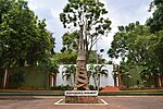 Statue commemorating the 1962 Independence Monument, representing an adult lifting a newborn (Uganda)