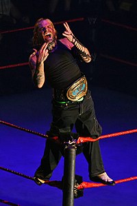 Jeff Hardy new champion d'amerique et pour lomptemps. 200px-Jeff-Hardy-IC-Champ,-Entrance,-RLA-Melb-10.11.2007_filtered