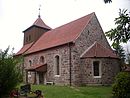 Dorfkirche mit südlicher Kirchhofeinfriedung und Erbbegräbnis der Familien Karbe und von Stünzner-Karbe auf dem Kirchhof