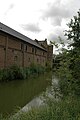 Lagergebäude und alter Wehrturm mit Wassergraben