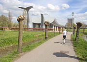 De walvisstaarten gezien vanuit het Vogelenzangpark bij metrostation De Akkers; 2015.