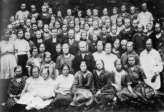 Аатами Куортти с выпускниками приходской школы. 1927 год