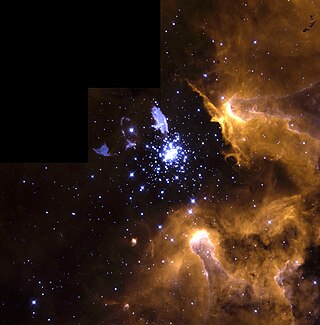 Der Emissionsnebel NGC 3603 aufgenommen vom Hubble-Weltraumteleskop (Echtfarben). Sher 25 ist der helle Stern links oberhalb des Sternenhaufens