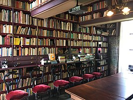 Een van de boekenkasten in de Literaire Bibliotheek van Oosterhouw, waarin rechts de geheime deur zichtbaar is