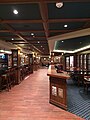 Vista interior da Bronze Anchor, um pub com temática britânica a bordo do Meraviglia.