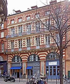 Façade de l'Hôtel des cariatides.