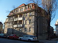 Einzeldenkmal der Sachgesamtheit Palmié-Häuser: winkelförmige Häuserzeile (Maxim-Gorki-Str. 58–58b und Waldstraße 7–7b) einer Wohnanlage des Dresdner Spar- und Bauvereins (Einzeldenkmal zu ID-Nr. 09306409, Hans-Sachs-Straße 33/35)