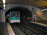 Zug der Métro im Bahnhof Sèvres-Babylone, Paris