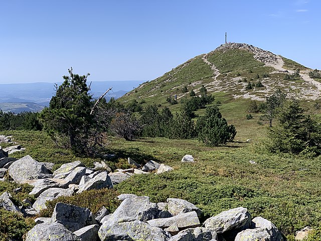 Sommet nord du mont Mézenc vu depuis le sommet sud.