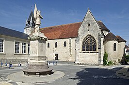 De kapittelkerk Notre-Dame met ervoor een standbeeld van Jeanne d'Arc, die in 1429-1430 regelmatig in de stad verbleef