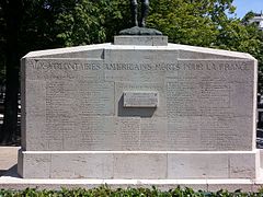 Inscriptions au dos du monument.