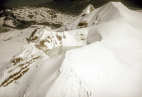 Vue sur le lac de cratère du mont Douglas au sud-ouest du sommet.