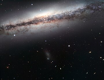 ヨーロッパ南天天文台 (ESO) の超大型望遠鏡VLTで撮像された棒渦巻き銀河NGC 3628。銀河円盤をダークレーンが横切る外見をハンバーガーに見立てたハンバーガー銀河 (英: the Hamburger Galaxy) という通称で呼ばれることもある。