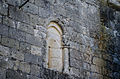 Iglesia de Eulalia. Ventana con saetera, columnillas y cimacio.