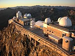 Les coupoles du pic du Midi au lever du Soleil