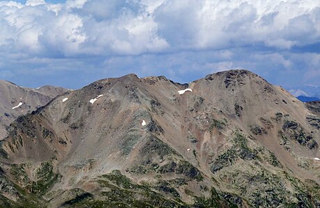 Der breite Gipfelbereich des Piz Minor (rechts der Hauptgipfel), von Süden betrachtet.