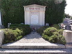 Le monument aux morts du cimetière.