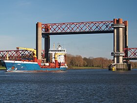 Die Spijkenisserbrug mit einer geöffneten Hubbrücke