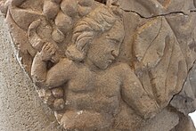 photographie d'un bas-relief représentant un personnage avec une serpe de vigneron