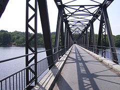 Le viaduc de Lantourne au-dessus du lac de la Valette.