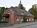 Schule mit Gedenktafel Johannes Gillhoff