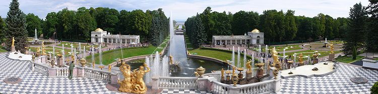 Panorama parku widziana od strony Wielkiego Pałacu