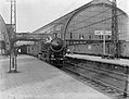 NS 3601 met wagons aan een perron van Amsterdam Centraal. (1932)