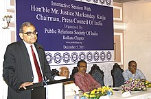 Председатель Совета прессы Индии судья Маркандей Катью выступает на интерактивном заседании Общества по связям с общественностью Индии в Калькутте 5 декабря 2011 г.