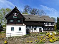 Wohnhaus (Umgebinde) mit Oberlaube und winkligem Seitenflügel (Umgebinde) sowie Stützmauer (Reiterhaus)