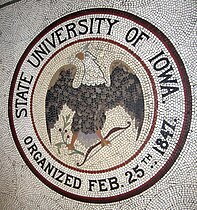 Mozaika przedstawiająca pieczęć uniwersytetu