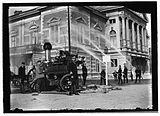 Oefening van de Brandweer Nieuwer-Amstel voor het Concertgebouw aan de Van Baerlestraat 98, hoek Jan Willem Brouwersplein. Stoomspuit Triton werd op 1 mei 1896 overgenomen van Nieuwer-Amstel. Foto: Jacob Olie; 1894.