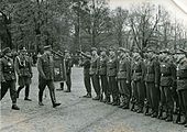 Quisling inspiserer soldater i Waffen-SS-enheten Den Norske Legion (SS-Freiwilligen-Legion Norwegen) på Slottsplassen 17. mai 1944. Foto: Riksarkivet