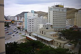 Het centrum van Comodoro Rivadavia met op de voorgrond het voormalige station en spoorwegmuseum Museo Ferroportuario