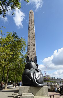 Западная сторона Иглы Клеопатры в Лондоне.jpg