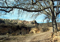 Camino del Hituelo en Castielfabib, con detalle de la villa al fondo (2012).