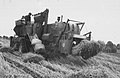 Moisson à la moissonneuse-batteuse avec récolte du grain en sacs et de la paille en bottes, vers 1960, Pays-Bas