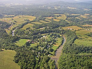 Aerfoto de la Malgranda Rivero en Snowville, Virginia.jpg