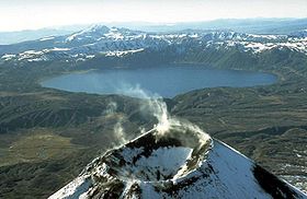 На переднем плане вершина Карымского вулкана, на дальнем — кальдера вулкана Академии наук, озеро Карымское. Снимок USGS.