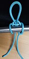 Den Knoten festziehen, indem man das stehende Seil belastet und den Knoten bis zum letzten Durchgang des Arbeitsendes anpasst. Fertig.