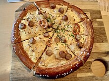 Brizza Fränkisch: Laugenteig mit Schmand, Sauerkraut, und Nürnberger Rostbratwurst