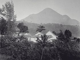 COLLECTIE TROPENMUSEUM Gezicht op Hotel Prigen en de Gunung Penanggungan TMnr 60000002.jpg