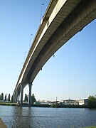 Viaduc de Calix dans l'agglomération caennaise en France qui permet le bouclage du boulevard périphérique nord de Caen, au-dessus de l'Orne et du Canal de Caen à la mer.