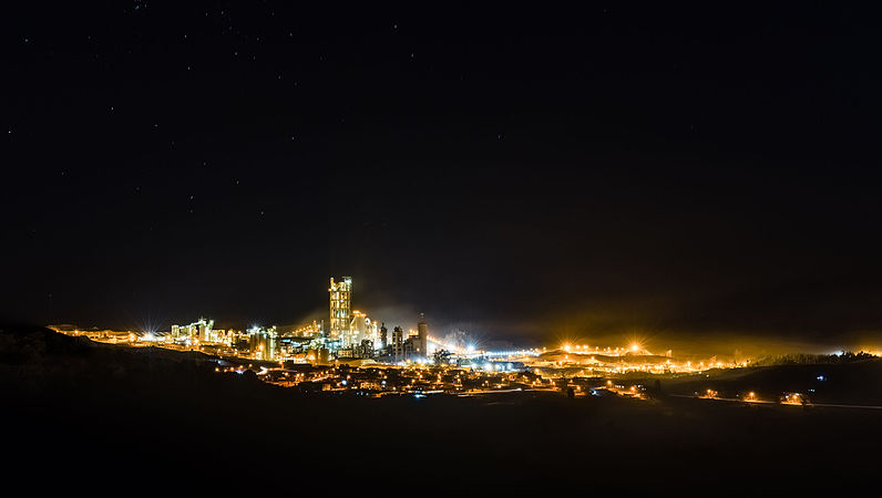 图为秘鲁尤拉区内一座水泥厂房的夜景。