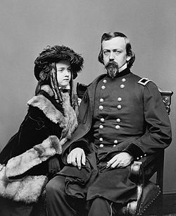 Charles Pomeroy Stone és Hettie becenévre hallgató Esther lánya, 1863 tavaszán készült közös képen; Stone jobb kisujján megfigyelhető a West Point elvégzését jelző aranygyűrű.
