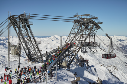 Chegada do teleférico no cume de Caron (3195 m), maciço da Vanoise em Saboia, região Auvérnia-Ródano-Alpes, França. (definição 4 704 × 3 136)
