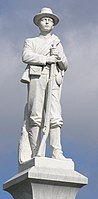 Nahaufnahme der Comrades Statue vor dem County Courthouse